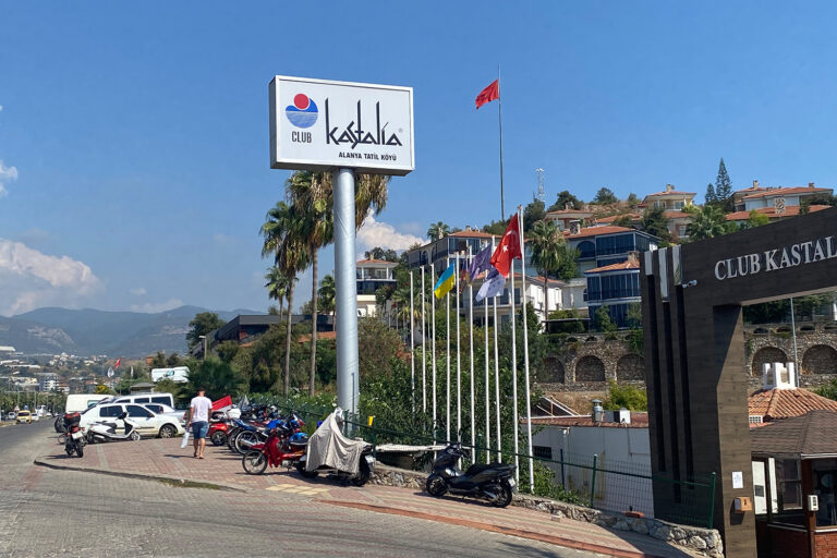 max-tabela-alanya- Club Kastalia – Totem tabela t